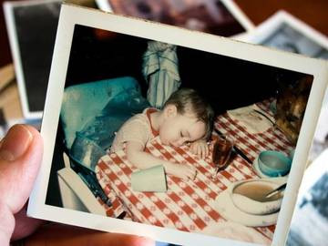 alt text: A table laden with a traditional Thanksgiving feast, complete with turkey, stuffing, and various side dishes.