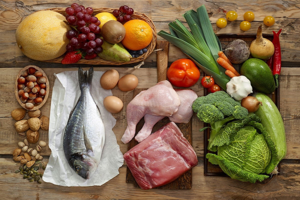 Close-up of a balanced meal for H. pylori recovery, featuring grilled chicken, white rice, and cooked carrots, emphasizing easily digestible foods