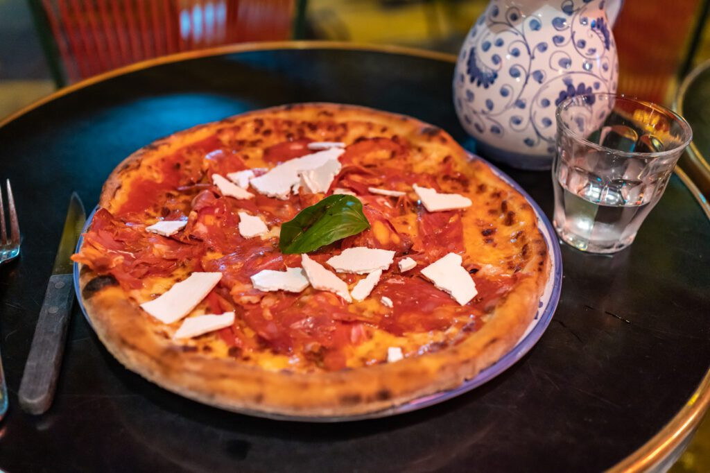 alt text: Gluten-Free Pizza at Little Nonna in Paris