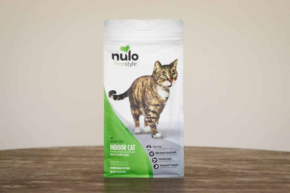 Close-up of Nulo Freestyle Duck &amp; Lentils kibble, showcasing the texture and color of this indoor formula.