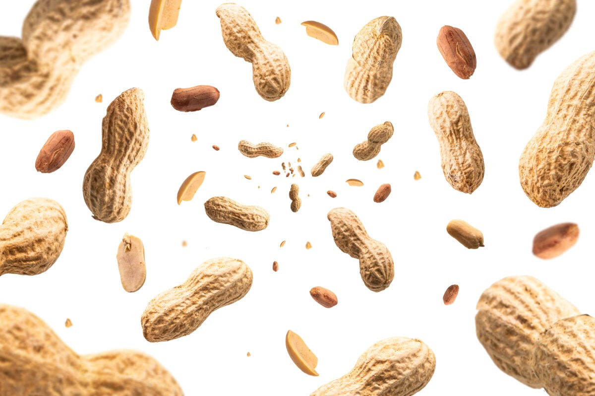 Close-up of raw peanuts, highlighting their natural plant-based origin and protein richness, key aspects for vegan diets.