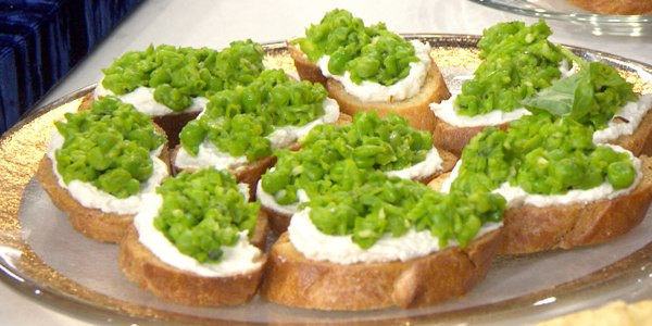 Delicious smashed pea and ricotta crostini, a tasty meal to prepare after safely thawing frozen ingredients.