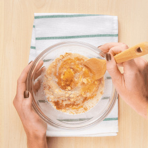 Mixing puree and oats for baby food with enhanced texture and nutrition