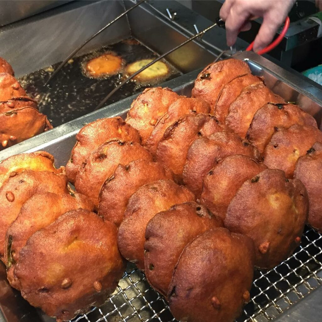 Maxwell Fuzhou Oyster Cake is a rare treat, offering a crispy, savory heritage snack